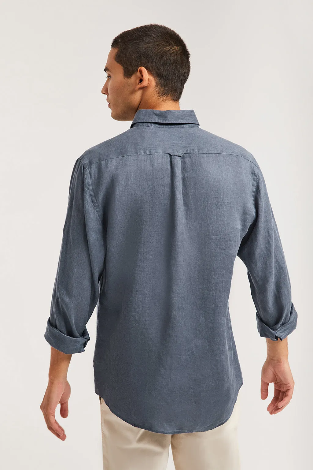 Camisa polera azul denim custom fit con logo bordado